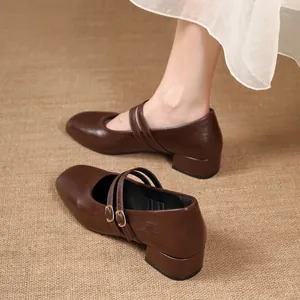 Détail de chaussures Mary Jane marron à double bride avec bout carré et petit talon.
