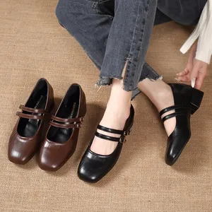 Vue détaillée de chaussures Mary Jane françaises à bout carré en noir et marron