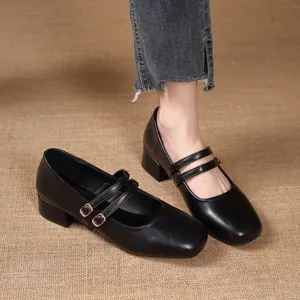Gros plan sur les chaussures Mary Jane noires à bout carré avec deux brides réglables