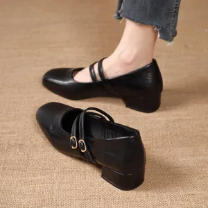 Vue détaillée des chaussures Mary Jane noires élégantes avec doubles brides et boucles dorées