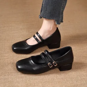 Vue détaillée de chaussures Mary Jane noires à bout carré avec doubles brides à boucle