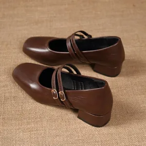 Vue détaillée des chaussures Mary Jane françaises marron à bout carré et double bride