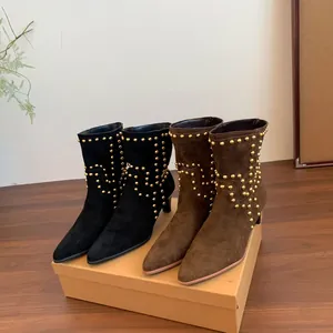 Elegantes botas de ante de punta con remaches dorados en negro y marrón