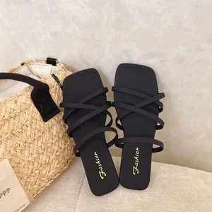 Eleganti sandali bassi neri a punta quadrata con cinturini incrociati per l'estate in spiaggia