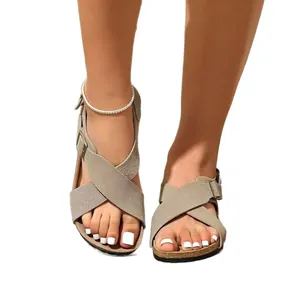 Modische beige flache Sandalen mit Kreuzriemen und Retro-Schnalle für den Sommer