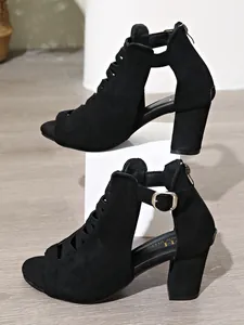 Elegante schwarze Wildleder-Sandalen mit Blockabsatz, seitlicher Schnalle und Ausschnitten
