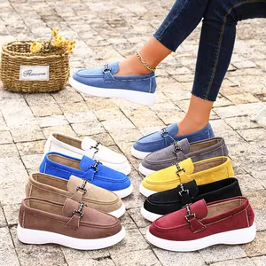 Nahaufnahme bunter Wildleder-Loafer mit Kettendetails und dicken weißen Komfortsohlen