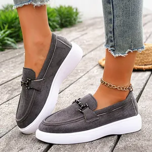 Detailansicht der grauen Wildleder-Loafer mit Metallkette und dicker weißer Plateausohle