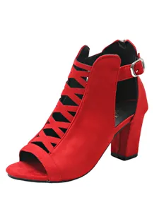 Detailansicht der eleganten roten Wildleder-Sandalette mit modischen Cut-outs und Blockabsatz.