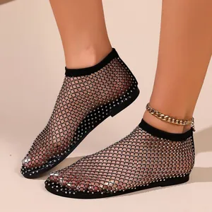 Eleganti sandali bassi a rete neri da donna con design in mesh di strass scintillanti.