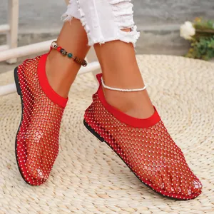 Eleganti sandali piatti in rete rossa per donna con strass e design traforato traspirante