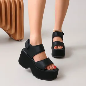 Gros plan de sandales à plateforme noires avec scratchs aux pieds du mannequin