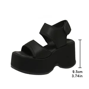Détail de sandales noires à semelles compensées de 9,5 cm avec brides velcro