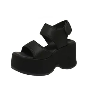 Vue latérale de sandales compensées noires avec brides velcro réglables pour femmes