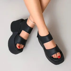 Vue détaillée de sandales compensées noires à semelles épaisses et brides velcro