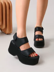 Vue détaillée de sandales compensées noires à plateforme avec brides velcro sur mannequin
