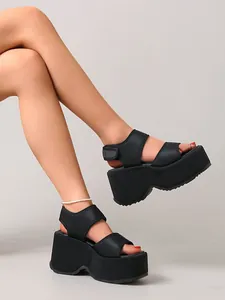 Vue latérale détaillée de sandales compensées noires élégantes à larges brides velcro