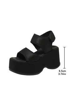 Vue latérale de sandales compensées noires avec hauteur de talon de 9,5 cm indiquée.