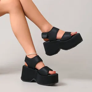 Sandales à talons compensés noires élégantes avec larges brides velcro pour les femmes