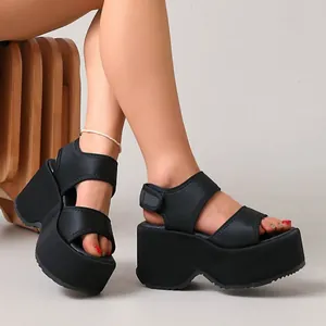 Sandales à plateforme pour femmes avec larges brides velcro pour un look d'été chic