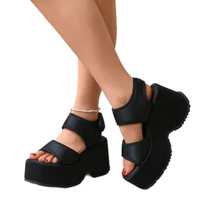 Sandales à plateforme noires élégantes avec de larges brides velcro pour femmes.