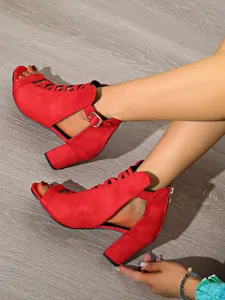 Vibrant rote Sandalen aus Wildlederimitat mit Blockabsatz und dekorativen Schnallen