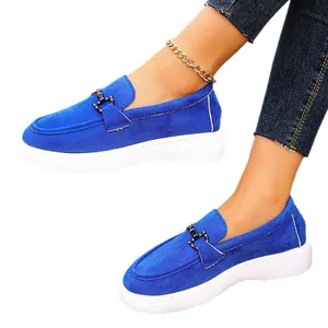 Eleganti mocassini platform in camoscio blu da donna con raffinata fibbia in metallo scuro