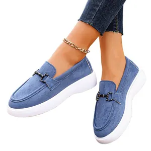 Mocassini platform blu denim da donna con dettaglio catena in metallo e finitura scamosciata