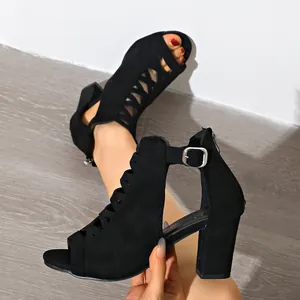 Schwarze Peep-Toe-Sandalen mit Blockabsatz, Knöchelschnalle und Gitterdesign.
