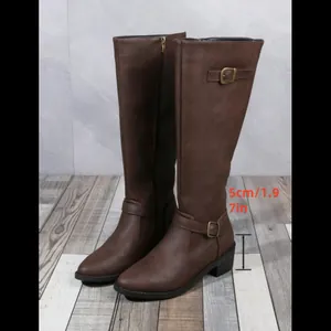 Détail de bottes cavalières marron pour femme avec talon carré épais de 5 cm