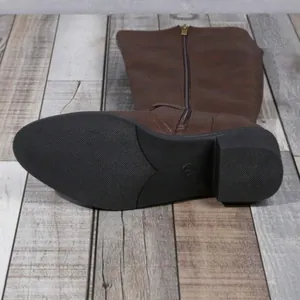 Détail de bottes cavalières marron pour femme avec semelle antidérapante et talon carré