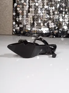 Detailansicht des schwarzen Lackleder-Kitten-Heels mit spitzer Zehenpartie und Sohle