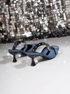 Rückansicht von Denim-Slingback-Pumps mit Strass-Schnallen und Metallösen-Detail
