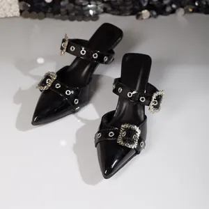 Elegante schwarze Lackleder-High-Heels mit spitzer Kappe und Strass-Schnalle
