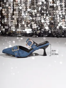Nahaufnahme einer blauen Denim-Mule mit spitzer Zehenpartie und 6 cm Pfennigabsatz