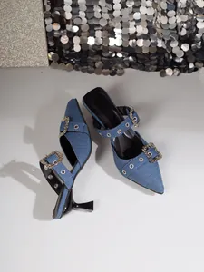 Modische spitze Stilettos aus blauem Denim mit luxuriöser Strass-Schnalle für Damen