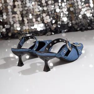 Elegante blaue Denim-Pumps mit spitzer Kappe und luxuriöser Strass-Schnalle für Damen