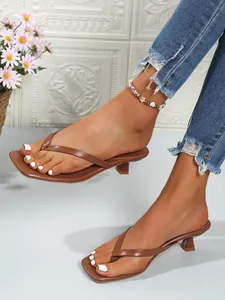 Eleganti sandali infradito marroni con tacco a gattino per donna con design a punta quadra.