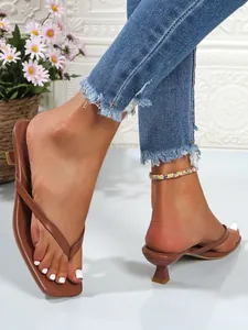 Braune Zehentrenner-Sandalen für Damen mit Kitten-Heel und eckiger Zehenpartie