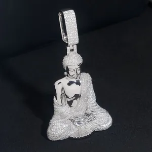 Nahaufnahme des Buddha-Anhängers aus 925er Silber mit D-Farbe Moissanit-Steinen.