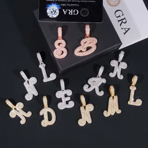 Détail des pendentifs lettres en Moissanite givrée avec certificat GRA et carte de garantie