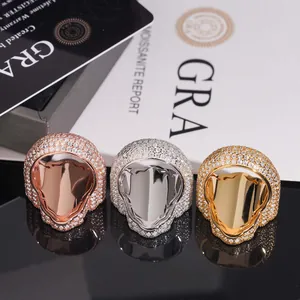 Vista detallada de anillos de calavera hip hop con pavé de piedras moissanite