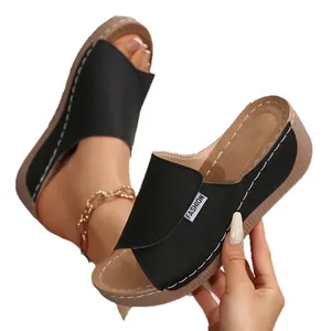 Sandalias de cuña negras para mujer con costuras en contraste y suela de plataforma