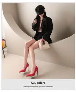 Escarpins élégants en cuir verni rouge portés par un mannequin dans un décor minimaliste