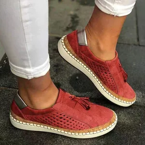 Vue détaillée de mocassins en daim rouge avec des glands et découpes respirantes