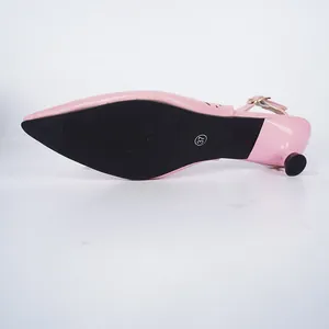 Vista della suola delle décolleté rosa a punta con numero 37 e dettaglio traforato