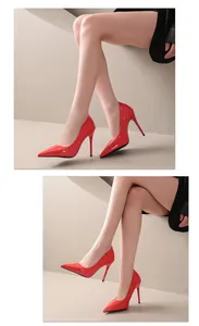 Gros plan élégant de talons aiguilles en cuir verni rouge à bout pointu sur pieds de mannequin