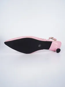 Vista dettagliata della suola di una scarpa rosa con tacco a spillo e cinturino, taglia 37