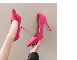 Gros plan d'escarpins en cuir verni rose fuchsia à bout pointu et talons aiguilles de 12 cm