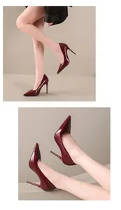 Vue détaillée d'élégants escarpins stiletto en cuir verni bordeaux à bout pointu.